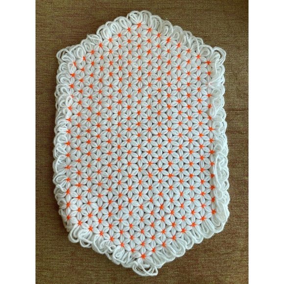 Unique 1970s Handmade Crochet Daisy Floral Pattern White and Orange Place Mats - Picture 4 of 5